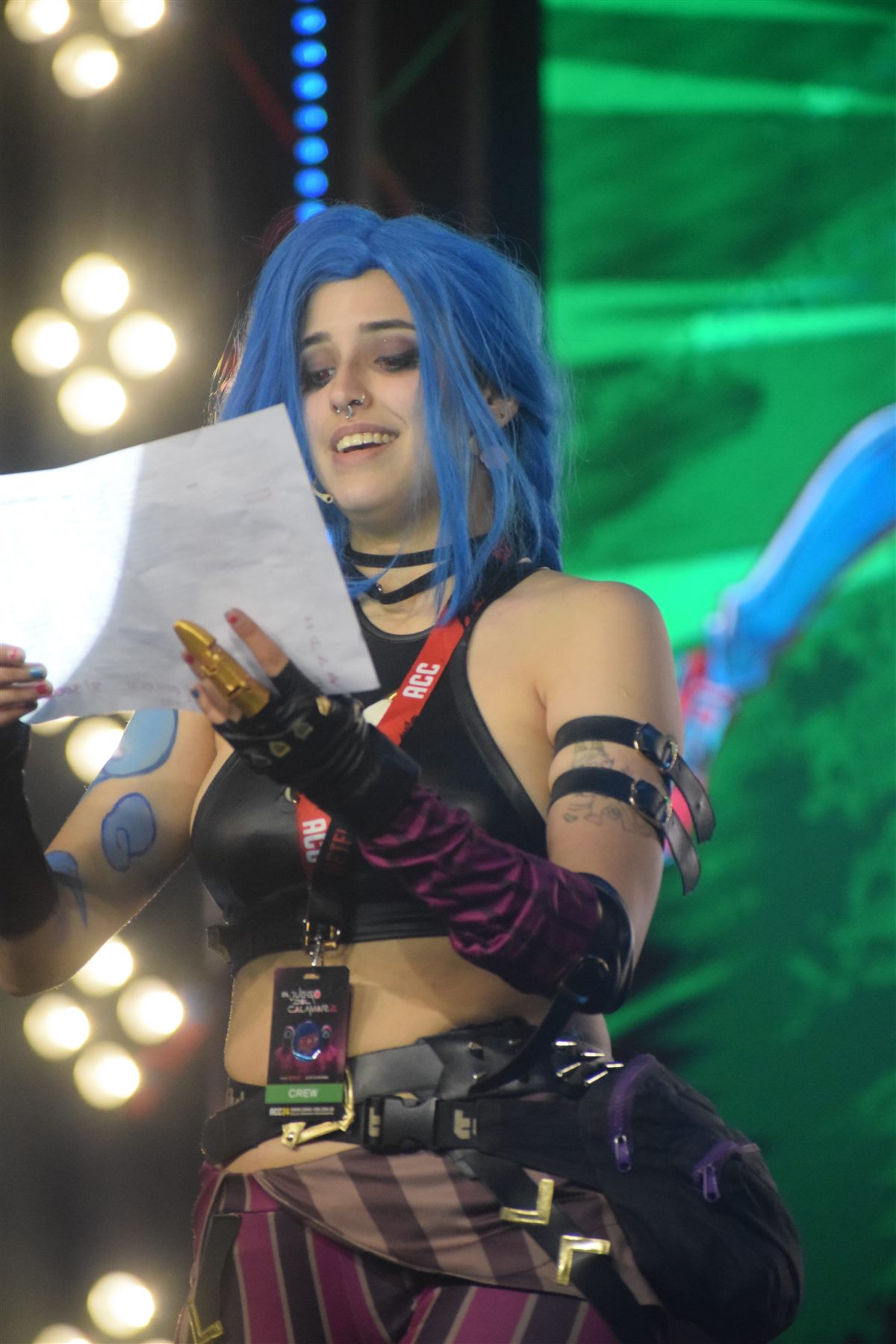 Camu leyendo sus notas durante una presentación en vivo